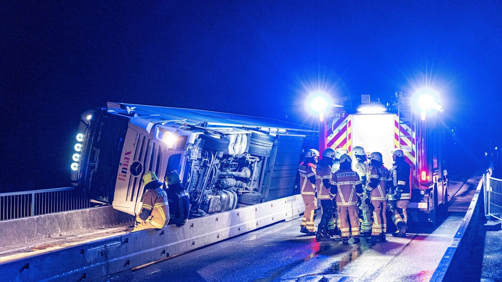 Auf der Fehmarnsundbrücke ist ein Lkw umgekippt.