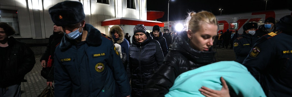 In Donezk und Lugansk werden Zivilisten nach Russland gebracht.