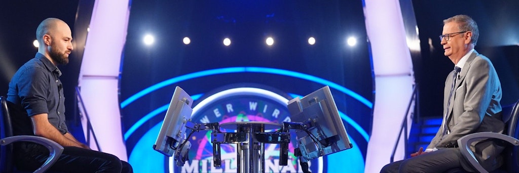 Kandidat Julian Wöhner-Schneider und Günther Jauch im Studio bei „Wer wird Millionär“.