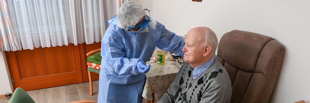 Ein Bewohner in einem DRK-Pflegeheim in Brandenburg wird auf eine Corona-Infektion getestet.
