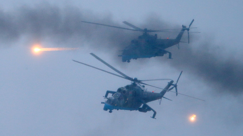 Russische Militärhubschrauber bei einer Übung.