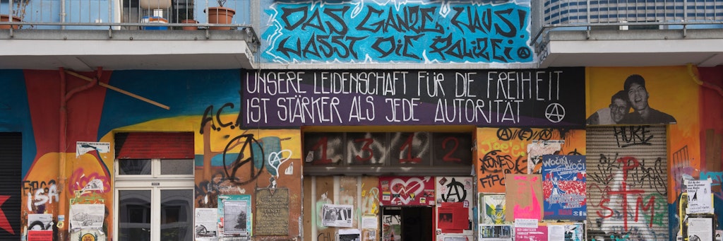 «Das ganze Haus hasst die Polizei» steht über dem Eingang zum Haus Nr. 94 in der Rigaer Straße.
