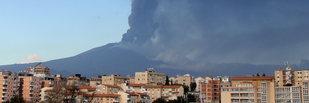 Der Vulkan Ätna auf Sizilien spuckt erneut Lava und Asche. Die Aschewolke habe am Montag eine Höhe von ungefähr zehn Kilometern erreicht, teilte das Nationale Institut für Geophysik und Vulkanologie (INGV) in Catania mit.