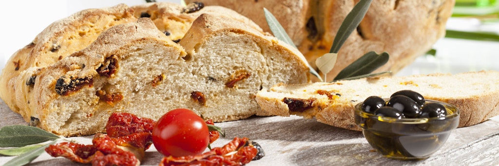 Zum Zubereiten braucht man nur 10 Minuten. Besser, kann man ein Olivenbrot nicht machen.