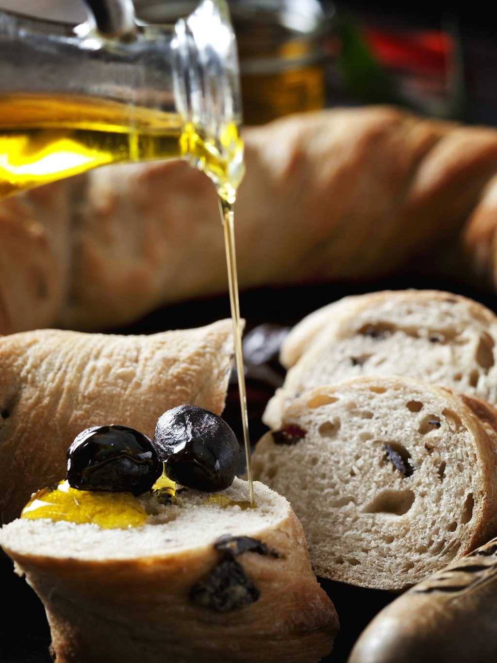 Ein leckeres Olivenbrot schmeckt eingetunkt in frisches Öl besonders lecker.