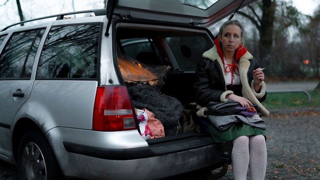 Nina Proll als Silke, die viel Geld verloren hat und seit ein paar Tagen auf der Straße lebt.