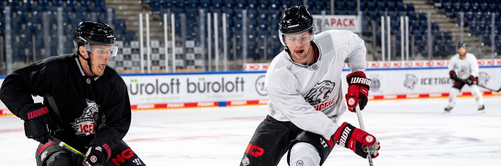 Im August 2021 war Dominik Bokk (r.) bei den Nürnberger Ice Tigers zu Gast: Jetzt kommt er aus den USA zu den Eisbären.