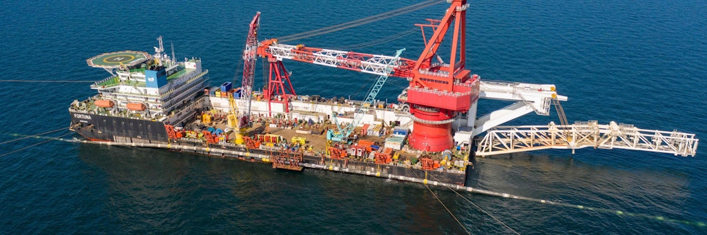 Die Pipeline Nord Stream 2 ist fertig, aber sie arbeitet noch nicht. Sie soll Gas von Russland nach Deutschland transportieren. Auf dem Foto ist das Verlegeschiff Fortuna zu sehen.