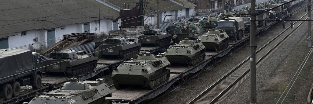 Russische Panzer werden auf einem Bahnhof in der Region Rostow am Don unweit der russisch-ukrainischen Grenze verladen.