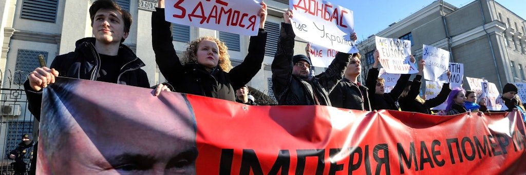 Vor der russischen Botschaft in Kiew protestierten Hunderte gegen die russische Aggression.
