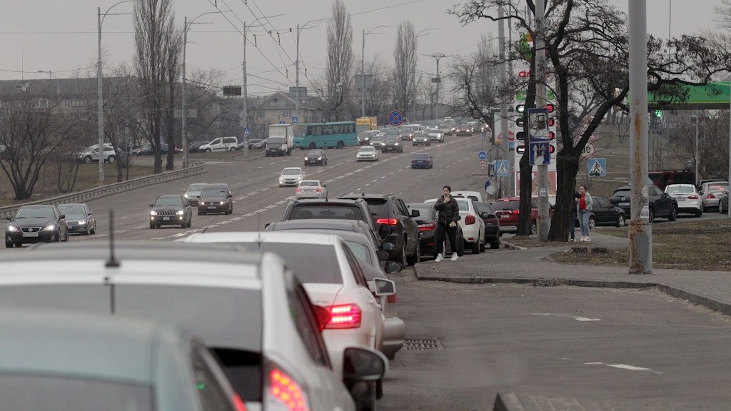 An einer Tankstelle in der Hauptstadt der Ukraine stehen die Autos Schlange.