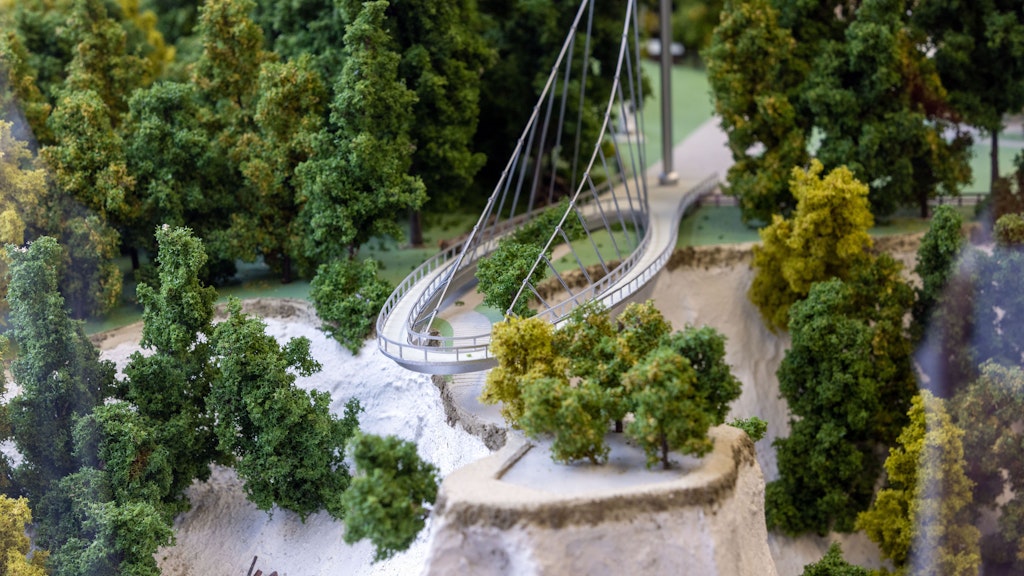 Um den 118 Meter hohen Kreidefelsen an der Ostsee zu schützen, sollen Besucher zukünftig auf einem ovalen 185 Meter langen Brücken-Rundgang über der Steilküste die Aussicht bewundern.