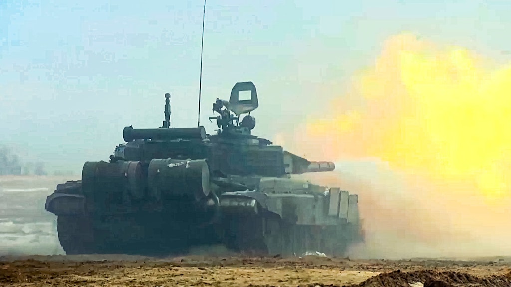 Ein Panzer feuert auf dem Übungsgelände während der Militärübung Union Courage 2022 zwischen Russland und Belarus ab.