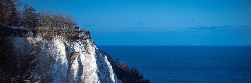 Besucher stehen auf der nur noch bis Ende April 2022 geöffneten Aussichtsplattform Königsstuhl an der Kreideküste der Insel Rügen.