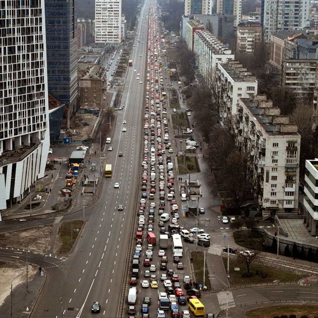 Autos stauen sich auf dem Weg raus aus Kiew.