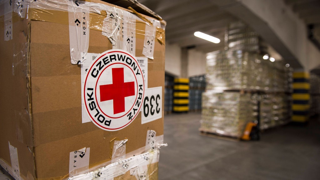 Pakete mit humanitären Hilfsgütern sind in einem Lager des Polnischen Roten Kreuzes zu sehen. Angesichts des russischen Einmarsches in der Ukraine hat das Polnische Rote Kreuz mit der Vorbereitung von Lebensmittelpaketen begonnen, um möglichen Flüchtlingen aus der Ukraine zu helfen