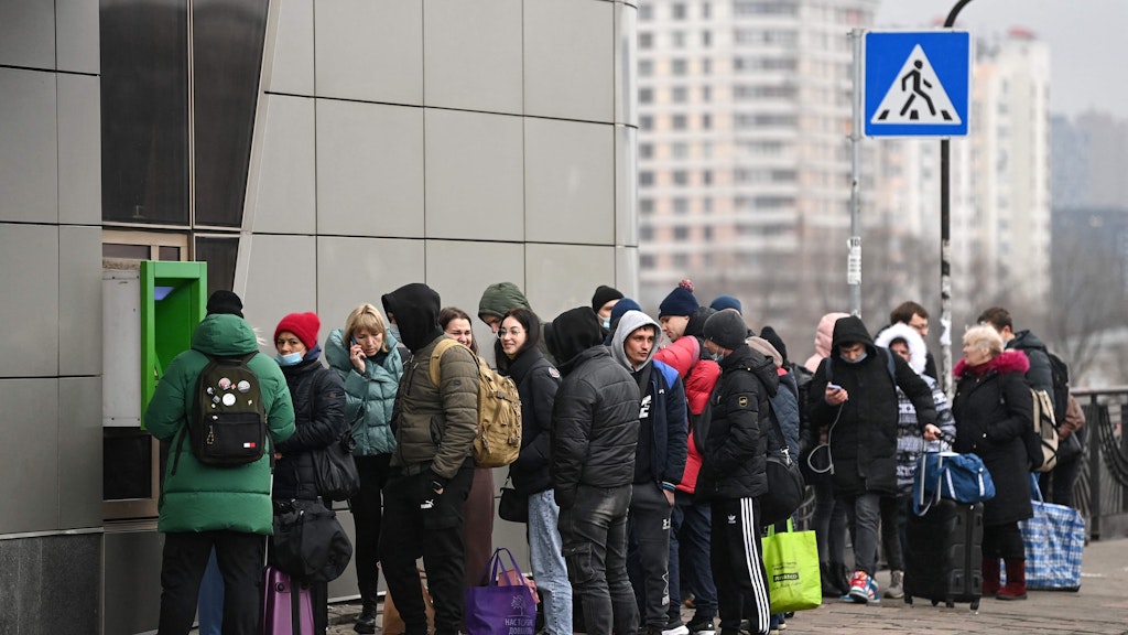 Zunächst hatten die Ukrainer wie hier in Kiew Schlange gestanden, um Geld abzuheben.