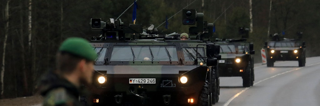 Ein Bundeswehr-Konvoi tritt auf dem Nato-Stützpunkt in Rukla, Litauen, ein.