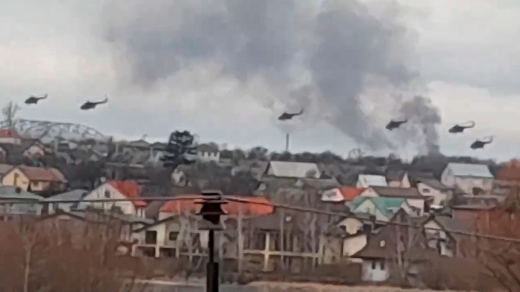 Ein Foto der ukrainischen Polizei zeigt russische Hubschrauber über Kiew