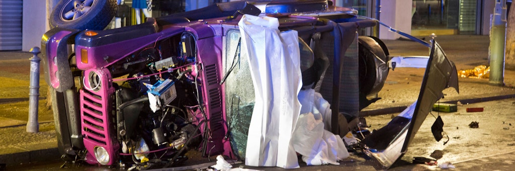 Ein Bild, das erschütterte: Auf der Seite liegt der pinkfarbene Jeep, in dessen Trümmern ein 69-Jähriger starb.