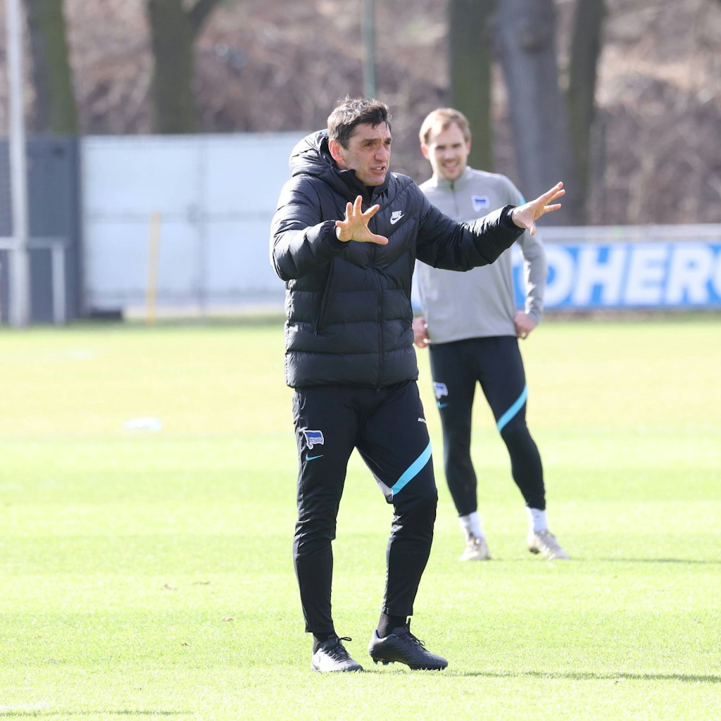 Chefcoach Tayfun Korkut bei der Arbeit auf dem Trainingsplatz
