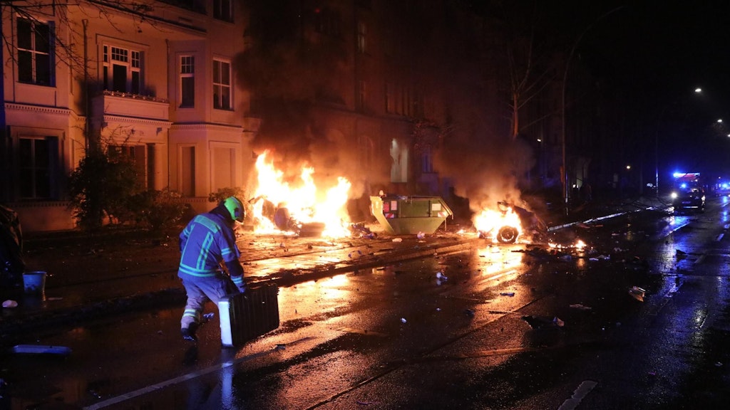 Der Unfallwagen ist komplett zerrissen, ein Feuerwehrmann versucht zu retten, was zu retten ist.
