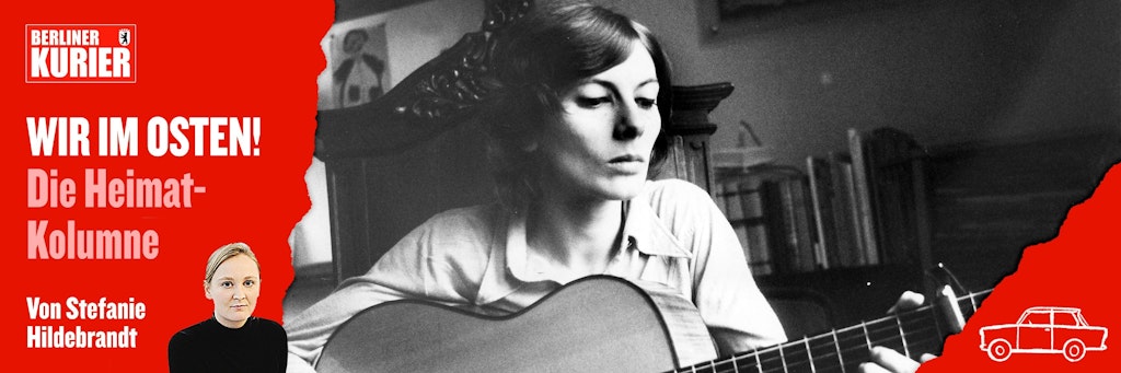 Die Liedermacherin und Lyrikerin Bettina Wegner spielt 1974 in ihrer Wohnung auf der Gitarre.