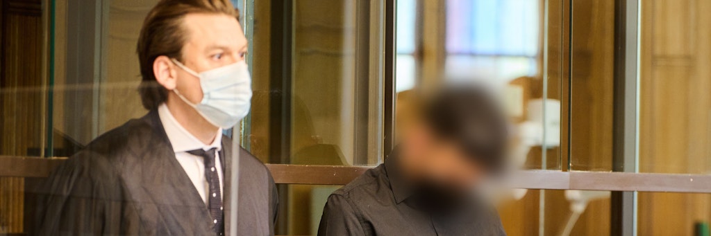 Der Angeklagte (r.) schämte sich am Freitag vor Gericht in Grund und Boden.