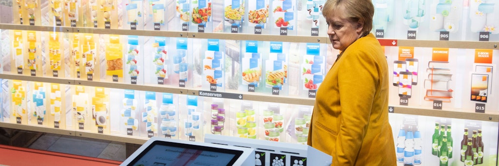 Bundeskanzlerin Angela Merkel 2019 beim Besuch eines Klimasupermarkts. Jetzt wurde sie beim Einkaufen in Berlin beklaut.