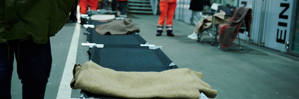 Feldbetten und Decken befinden sich vor dem Velodrom, das als Notunterkunft dient, während Mitarbeiter des Rotes Kreuzes helfen. In der Kniprodestraße wurde eine 500 Kilogramm schwere Weltkriegs-Bombe gefunden und sogleich entschärft.