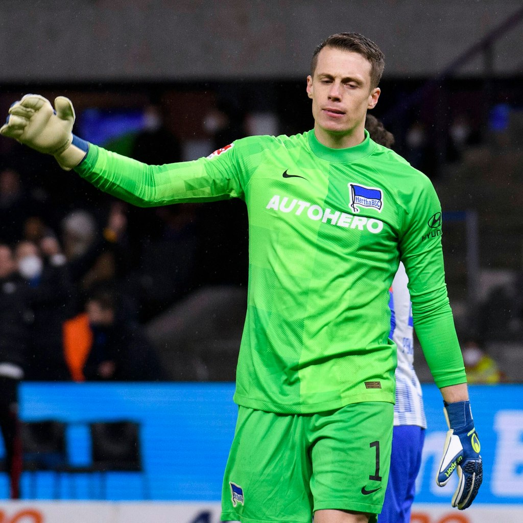 Torwart Alexander Schwolow hat sich infiziert und ist in Isolation.