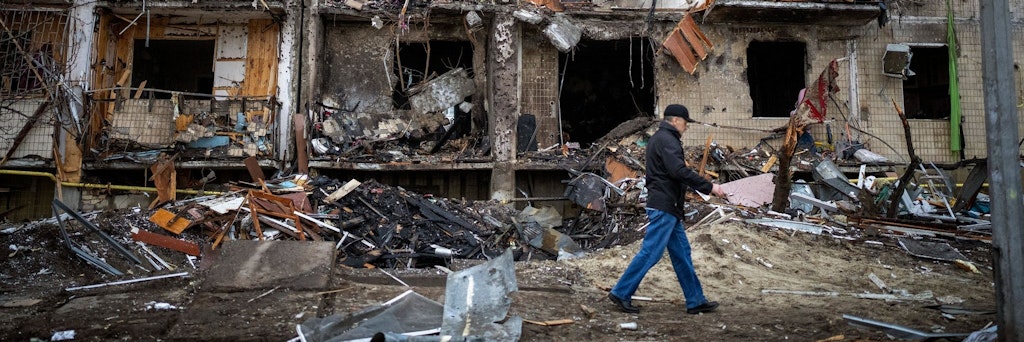 Ein Mann geht an einem Gebäude in der ukrainischen Hauptstadt Kiew vorbei, das nach einem Raketenangriff beschädigt wurde.