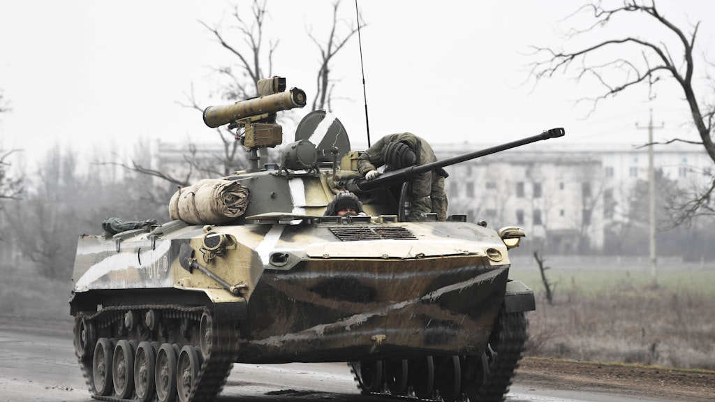 Ein russischer Soldat fährt mit einem Kampffahrzeug.