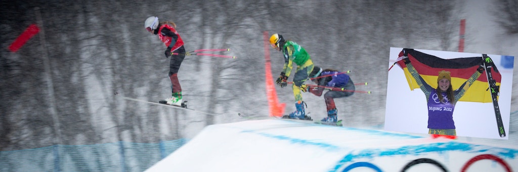 Skicrosserin Daniela Maier (r.) jubelte bei den Winterspielen in China über Bronze, wurde nun aber als Vierte gewertet.