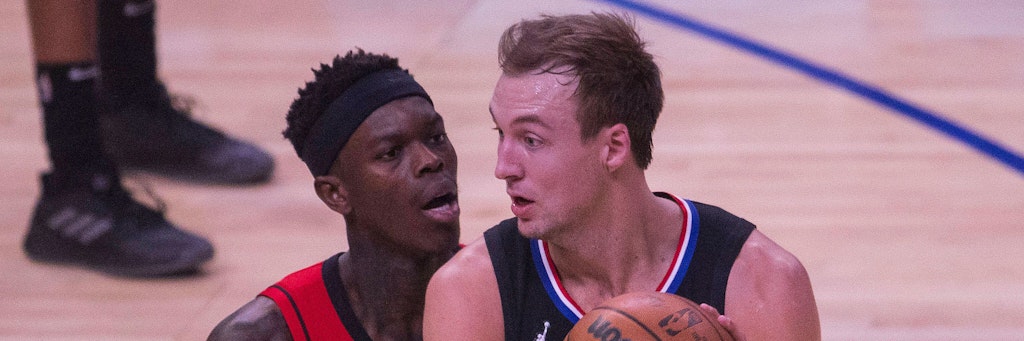 Dennis Schröder (l.) hat nach seinem Wechsel zu den Houston Rockets nichts zu lachen, ist weiterhin sieglos mit den Texanern.
