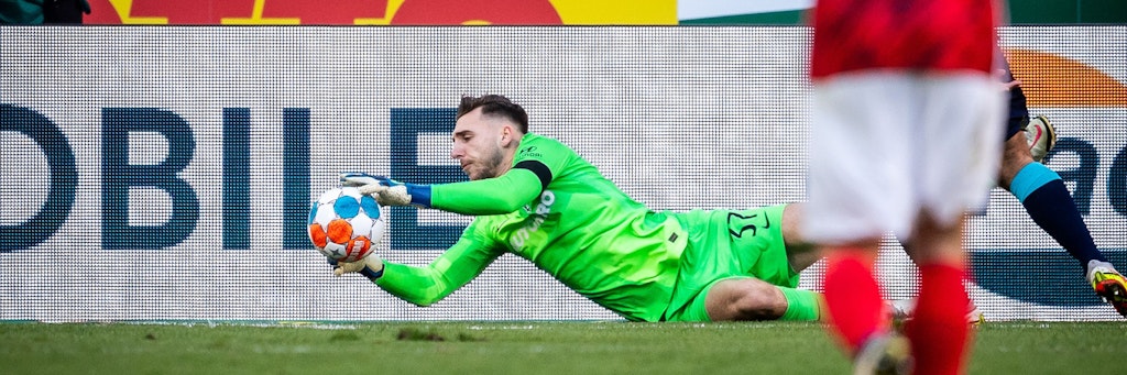 Herthas Marcel Lotka hechtet zum Ball und schnappt ihn sich - ein starkes Bundesliga-Debüt.