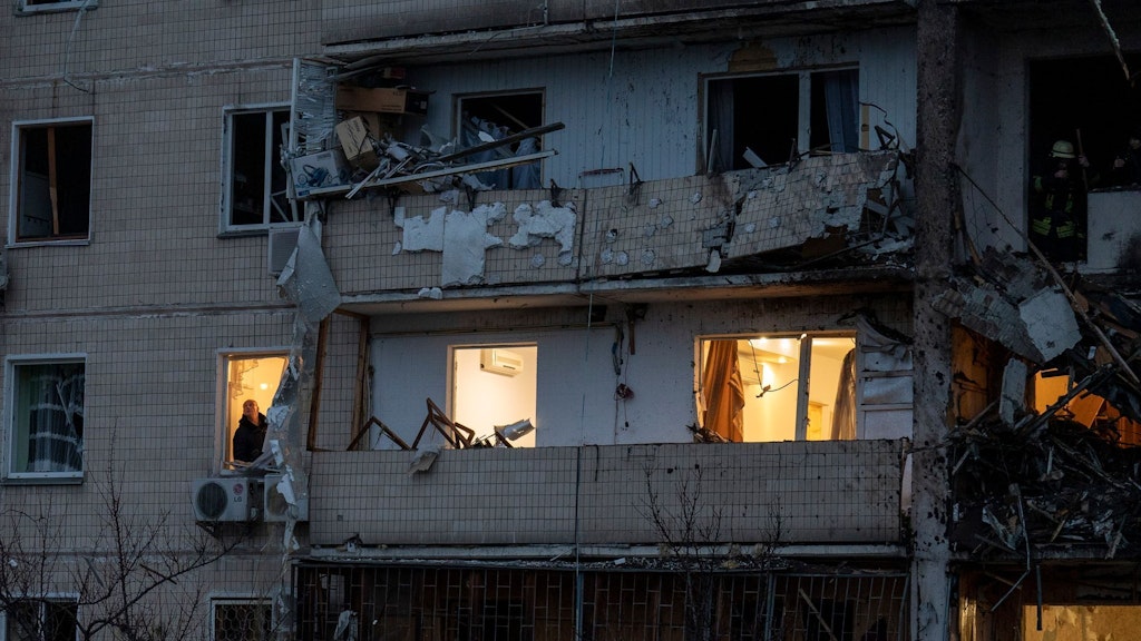 Ein Foto aus Kiew: Ein Wohnhaus ist nach einem Raketenangriff schwer beschädigt.