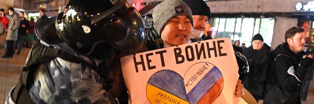 Ein Demonstrant in Russland fordert mit seinem Plakat ein Ende des Krieges und wird festgenommen.