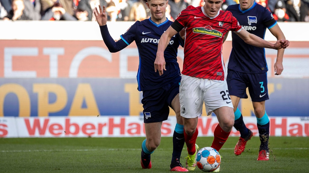 Klar zu sehen: Hertha-Verteidiger Linus Gechter trifft Roland Sallai nicht. Der Schiedsrichter gab trotzdem Elfmeter für den SC Freiburg.