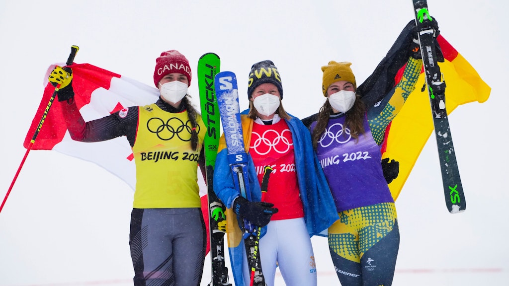 Daniela Maier (r.) muss um ihre in Peking gewonnene Bronze-Medaille im Skicross zittern.