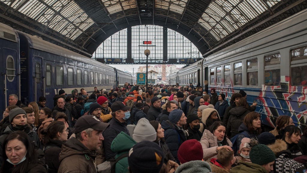 Hunderte Flüchtlinge drängen sich auf dem Bahnsteig, um von Lwiw (Lemberg) nach Polen zu kommen.