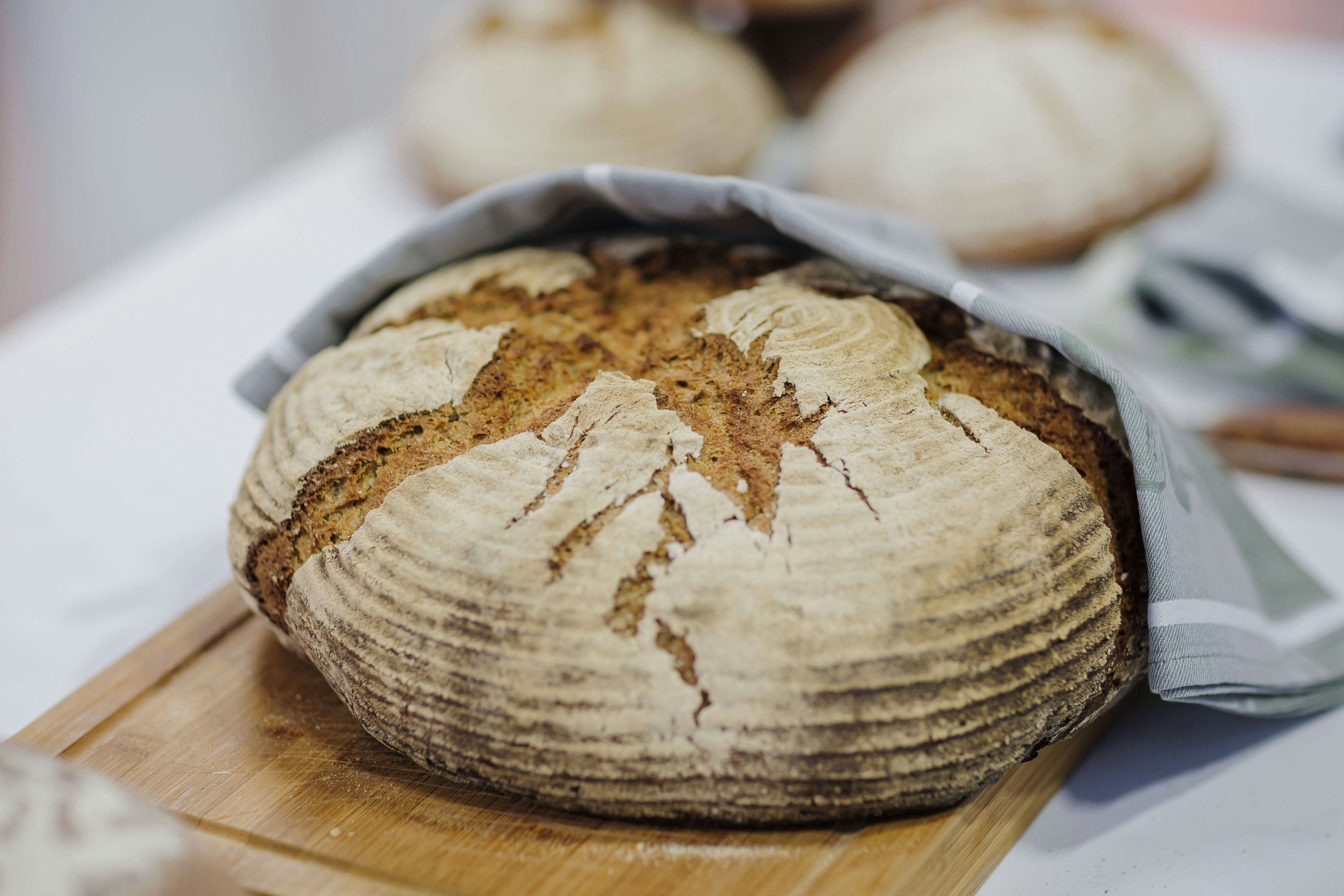 Knuspriges Brot selber backen mit wenig Zutaten! Rezept für leckeres ...