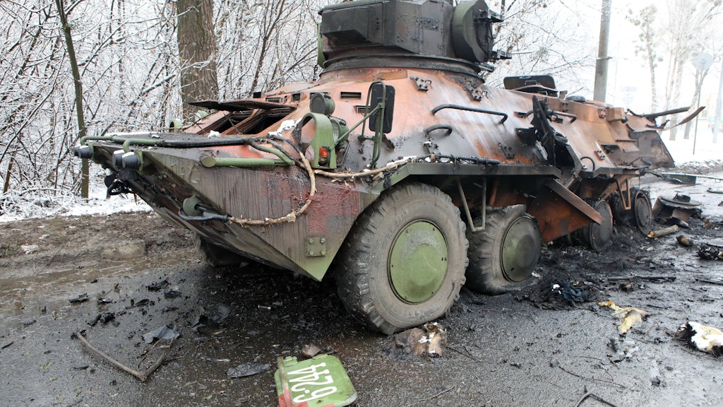 Zerstörte Militärfahrzeuge säumen die Straßen - am Morgen waren russische Verbände in die Stadt Charkiw vorgedrungen.