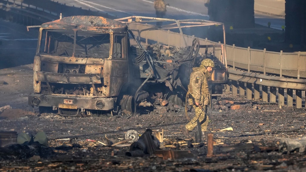 Trümmer eines ausgebrannten Militärlastwagens auf einer Straße in Kiew.