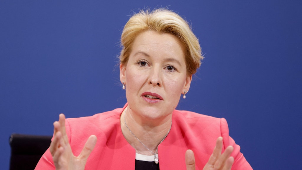 Franziska Giffey, Berlins Regierende Bürgermeisterin, wird um 13 Uhr die neuen Corona-Regelungen verkünden.