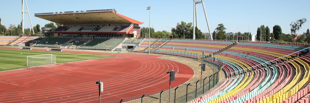 Auch wenn die Tribüne nicht genutzt werden kann, das Jahn-Stadion als Spielstätte wird im Aufstiegsfall von Dynamo und Viktoria genutzt. Der BFC wird quasi Untermieter.