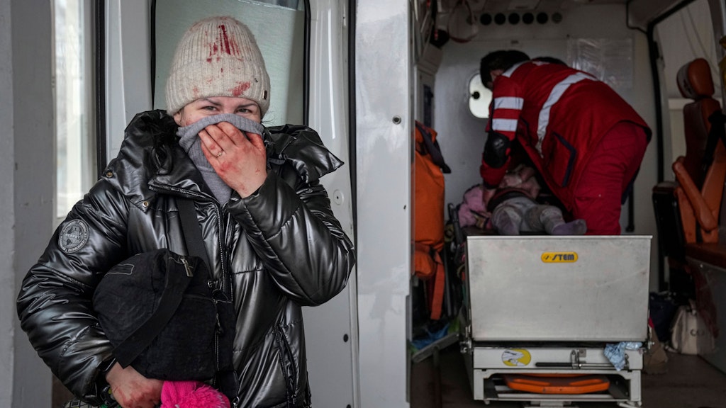 Eine blutverschmierte Frau, ein Sanitäter, der versucht, ein bei Beschuss der Stadt Mariupol verwundetes Mädchen wiederzubeleben. Vergebens.
