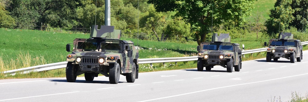 Wer einer Militär-Kolonne auf der Straße begegnet, muss wissen, wie er sich richtig verhält. KURIER gibt Tipps.