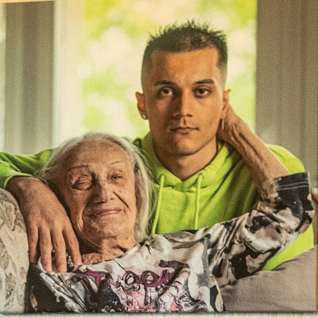 Sie verstehen sich: Dieses Bild von Agnes und Amir hängt im Wohnzimmer über dem Sofa.