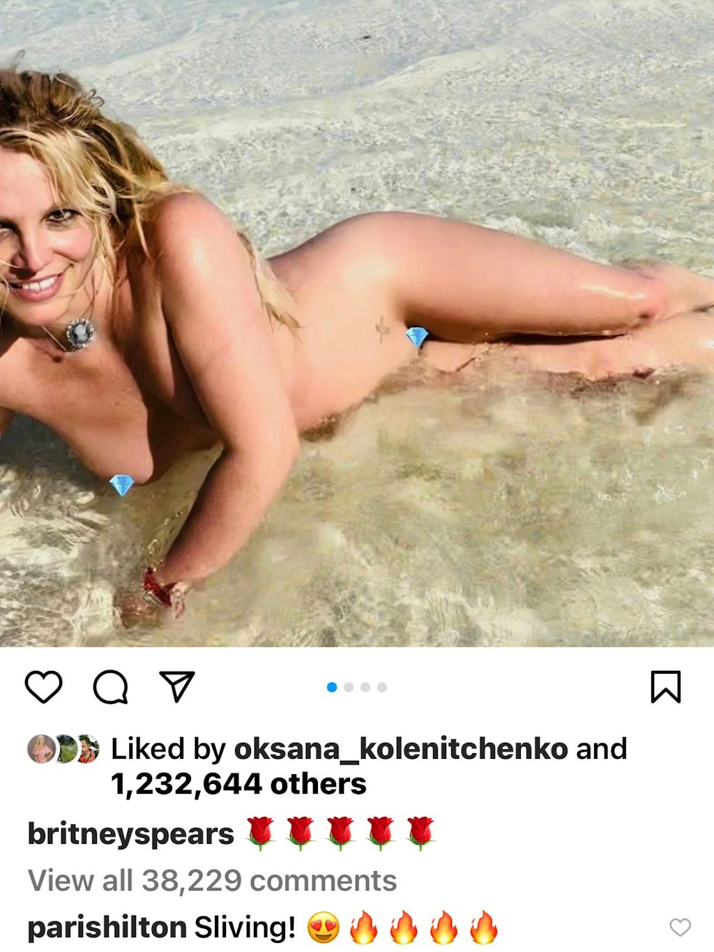 Britney Spears nackt am Strand. Freundin Paris Hilton fand es einfach nur hot – wie gleich vier Flammen-Emojis belegen.